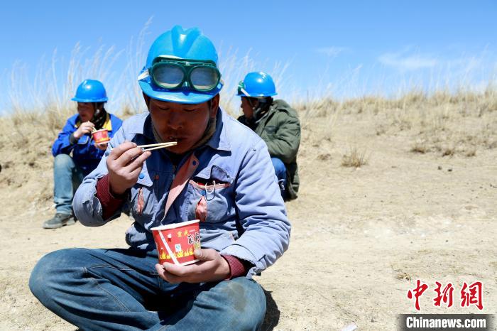 青海藏鄉(xiāng)脫貧致富見聞：“電通了，日子也富裕了”