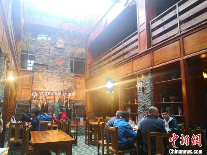 圖為扎尕那的藏式民宿酒店中，游客正在用餐。　史靜靜 攝