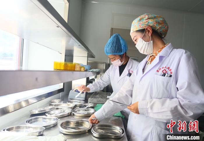 7月下旬，夏河縣人民醫(yī)院醫(yī)生進行手術(shù)用具的消毒清潔?！「哒?攝