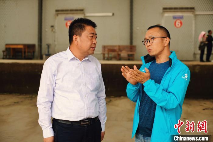 天?？h委書記李鵬(左)接受自媒體“碼頭青年”主編林飛(右)采訪?！￡I道華 攝