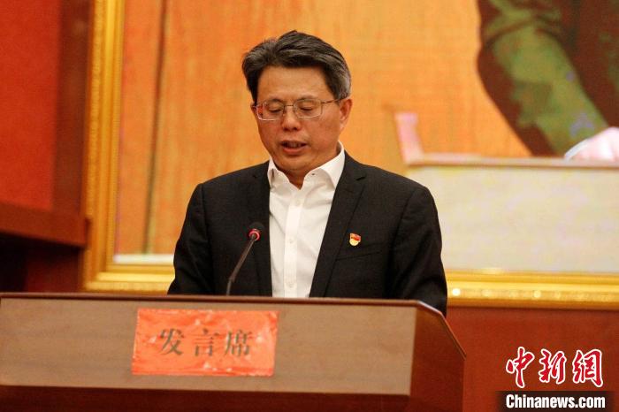 圖為果洛州委常委、副州長、上海市援青聯(lián)絡(luò)組組長馮志勇總結(jié)對口支援十年工作?！」逯菸麄鞑抗﹫D 攝