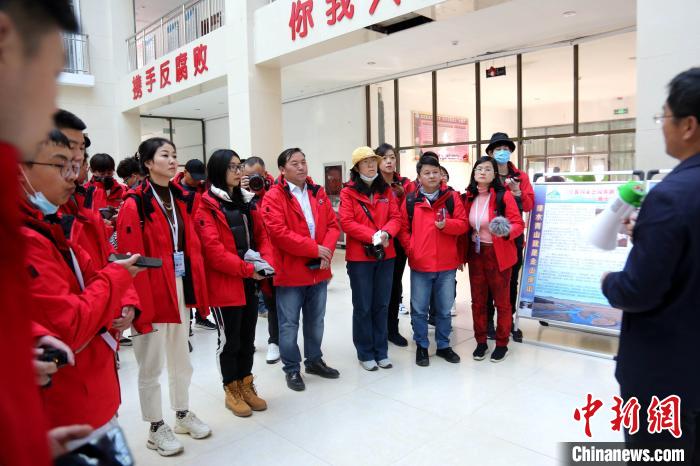 圖為中外媒體采訪三江源國(guó)家公園瀾滄江源園區(qū)生態(tài)保護(hù)成效?！?zhí)砀?攝
