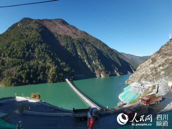 這條單跨353米索道橋，是全國最長的民用重載索道橋，技術(shù)要求高，施工難度極大。僅完成進(jìn)行便道、索道橋施工就用了一年時間。郭瑩 攝