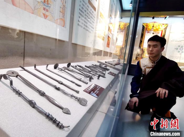圖為陳展的藏醫(yī)手術(shù)器械。　張?zhí)砀?攝