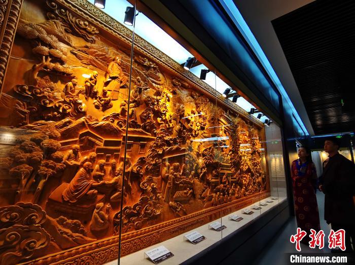 圖為青海大學民族醫(yī)學博物館陳展的歷代知名藏醫(yī)浮雕?！?zhí)砀?攝