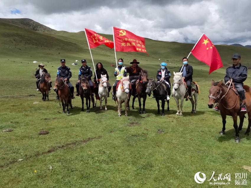 馬背宣講隊(duì)。巴登攝