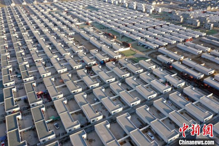 圖為蘭州新區(qū)移民安置區(qū)?！《P 攝