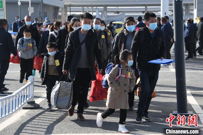 圖為搬遷民眾剛出火車站?！《P 攝