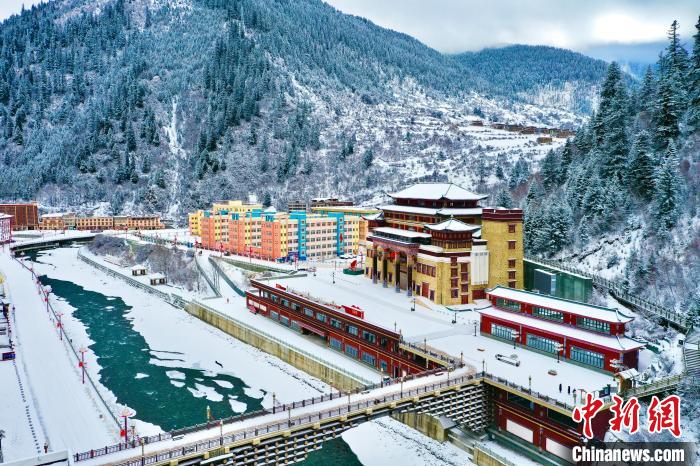壤塘的雪后美景?！∪捞量h融媒體中心供圖