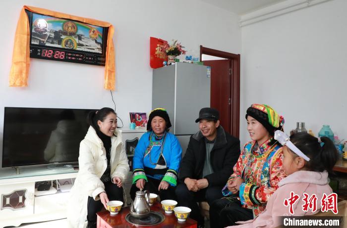 新家是兩層小樓房，一樓布置得充滿現(xiàn)代感，喝著藏式奶茶，一家人聊著今年春節(jié)怎么過(guò)?！《∷?攝