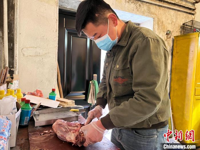 圖為雪豹“奶爸”史壽軍正在準(zhǔn)備投喂雪豹的食材。　馬銘言 攝