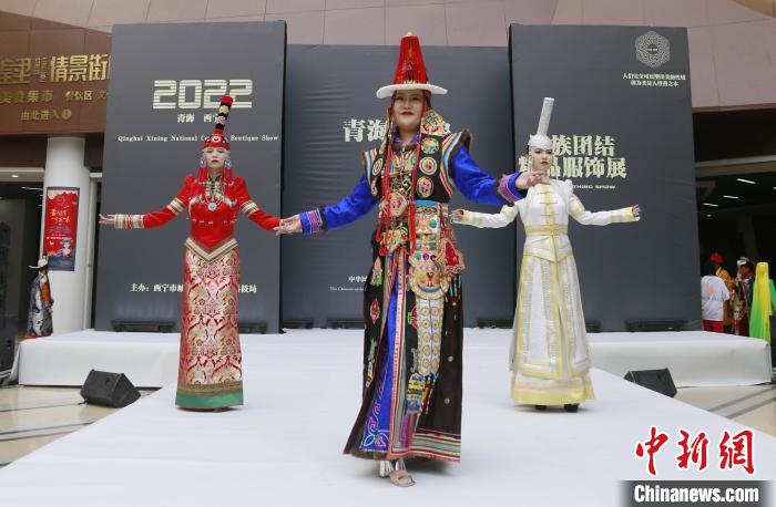 圖為模特展示蒙古族服飾?！●R銘言 攝