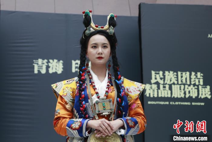 圖為模特展示藏族服飾?！●R銘言 攝