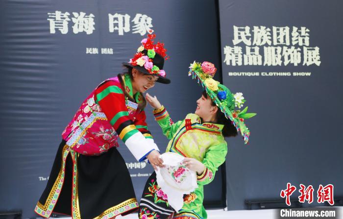 圖為模特身穿土族服飾進(jìn)行“土族刺繡”表演。　馬銘言 攝