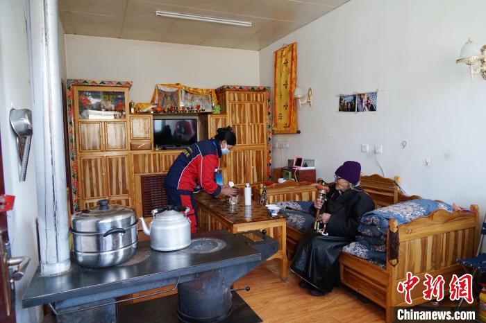 圖為敬老院護(hù)工為老人打掃屋內(nèi)衛(wèi)生?！●R銘言 攝