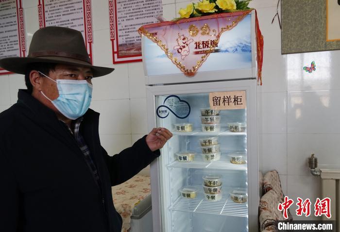 圖為敬老院院長德高介紹，老人們的三餐均有留樣記錄?！●R銘言 攝