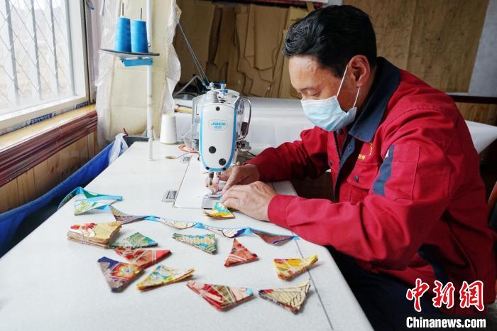 圖為工人正在制作藏式手工藝品?！●R銘言 攝