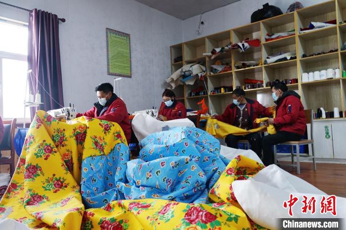 圖為工人們正在制作帳篷。　馬銘言 攝