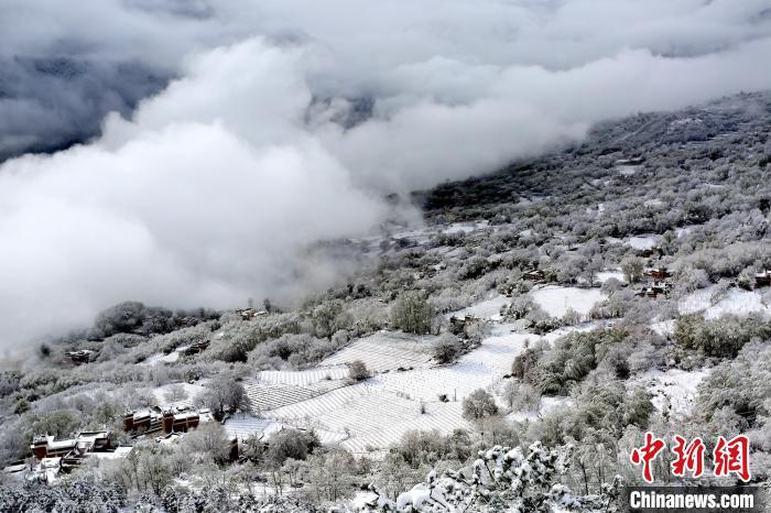 雪后的丹巴半山云霧繚繞?！±钣腊?攝