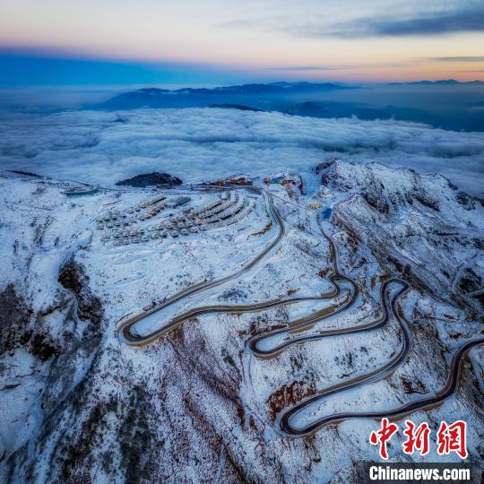 雪后的牛背山山頂和崎嶇的公路。　李凱 攝