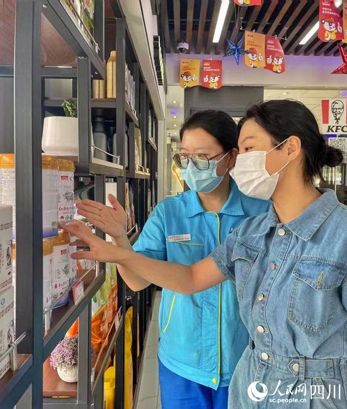顧客可以在川內(nèi)中國石油加油站便利店內(nèi)選購到品質(zhì)純正的紅原奶粉。張霞攝