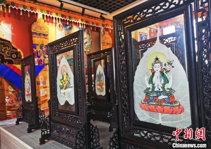 圖為久美尖措創(chuàng)作的藝術(shù)品。　張?zhí)砀?攝