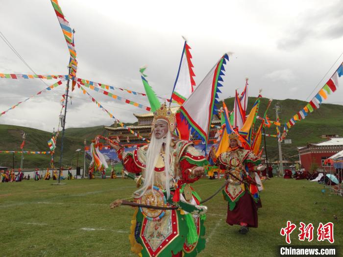 圖為演員進(jìn)行表演。　班瑪縣文體旅游廣電局 供圖