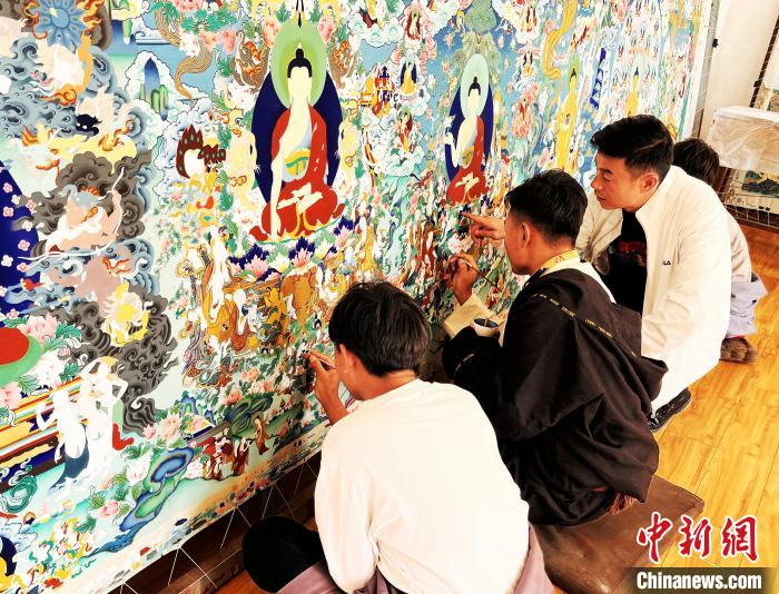 青海唐卡藝術小鎮(zhèn)：“勞模畫師”師帶徒，文化扶貧富一方