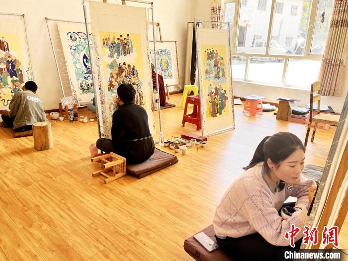 圖為畫室內(nèi)學(xué)徒練習(xí)繪畫唐卡?！●R文莉 供圖
