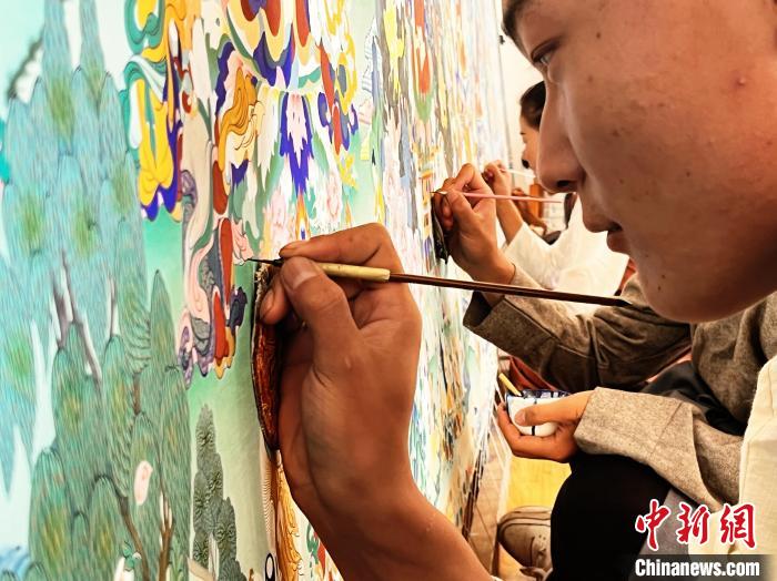 圖為畫師繪畫唐卡?！●R文莉 供圖