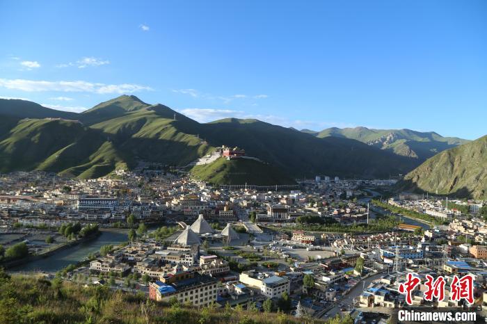 圖為航拍玉樹市?！∮駱涫形麄鞑抗﹫D