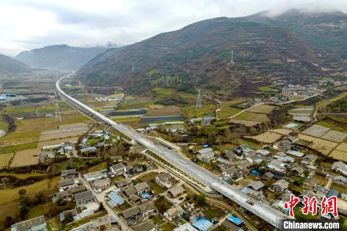 成蘭鐵路松潘右所屯岷江雙線特大橋?！⒅铱?攝