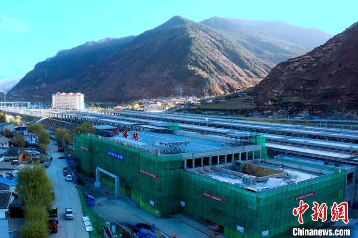 正在建設(shè)中的成蘭鐵路松潘站?！⒅铱?攝