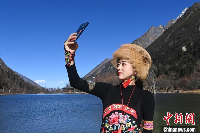 游人在畢棚溝景區(qū)拍照留念?！“苍?攝