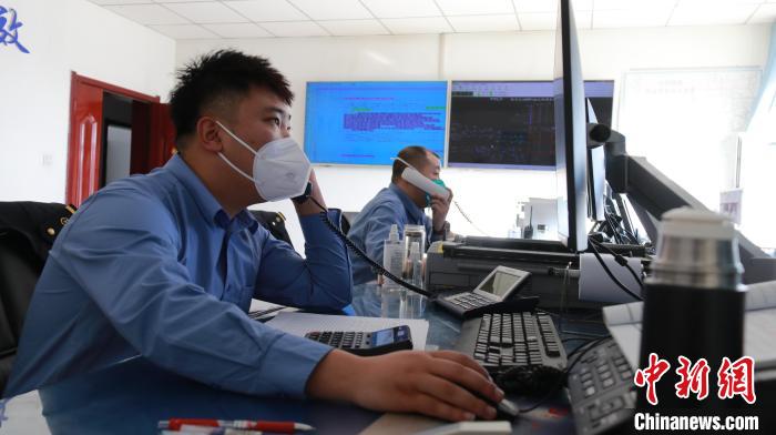 圖為貨運(yùn)調(diào)度人員與外勤工作人員聯(lián)系掌握車輛裝載情況?！±钌?攝