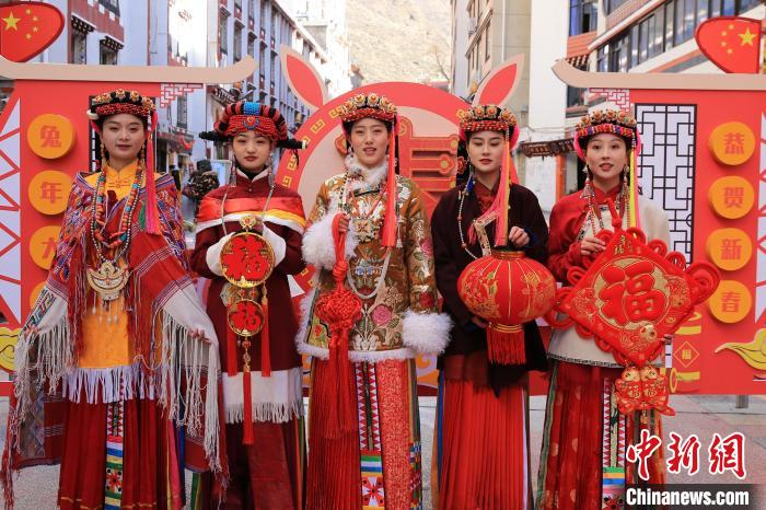 丹巴美女送祝福，迎新年?！±钣腊?攝