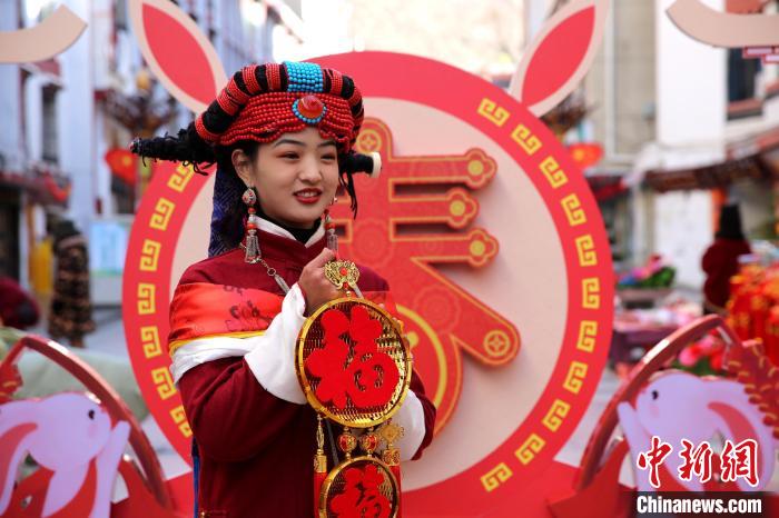 身著嘉絨藏族服飾的丹巴女孩送祝福?！〖o 攝
