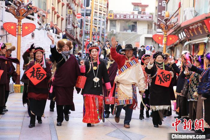 丹巴街頭快閃送祝福。　李永安 攝