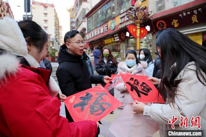 街頭市民收到送的“福”字?！±钣腊?攝