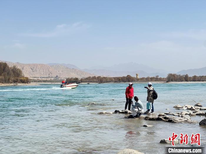 圖為游客在黃河岸畔游玩，并與黃河合影留念?！∑钤鲚?攝