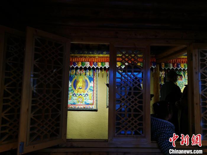 圖為作為展廳的古堡內(nèi)一座土木二層結(jié)構(gòu)“廊房式”建筑?！?zhí)砀?攝