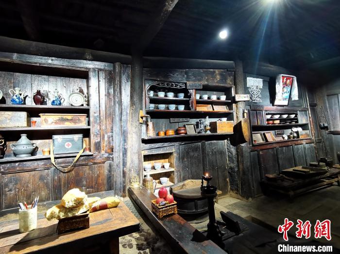 圖為古堡內(nèi)生活場景展示。　張?zhí)砀?攝