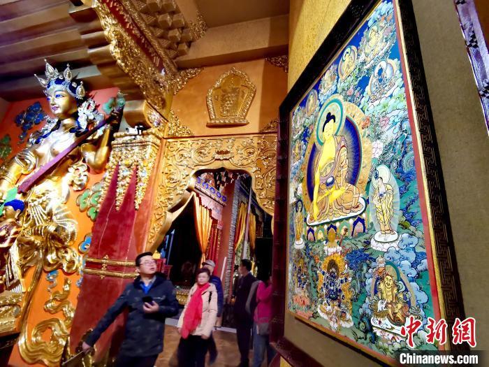 圖為仁俊畫院內(nèi)的唐卡?！?zhí)砀?攝