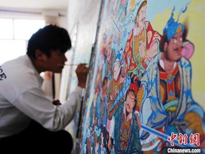 圖為熱貢龍樹畫苑內(nèi)的學(xué)徒繪畫唐卡?！?zhí)砀?攝