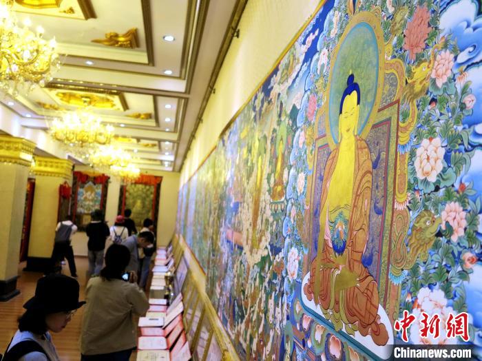 圖為熱貢龍樹(shù)畫(huà)苑內(nèi)的唐卡?！?zhí)砀?攝