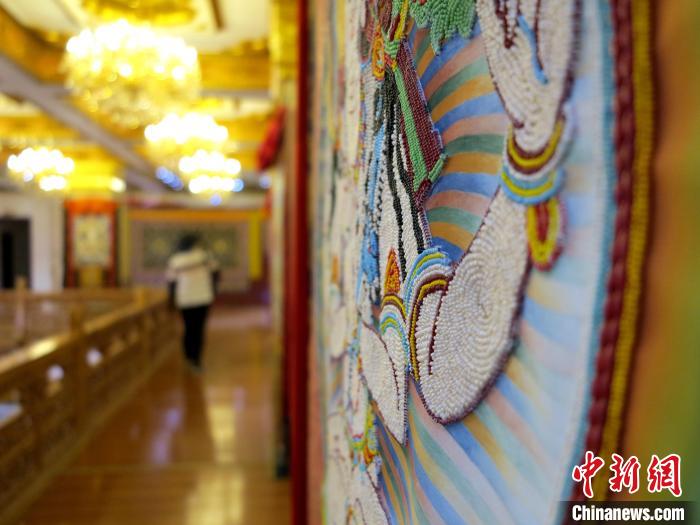 圖為黃南州同仁市熱貢龍樹(shù)畫(huà)苑內(nèi)的珍珠唐卡。　張?zhí)砀?攝
