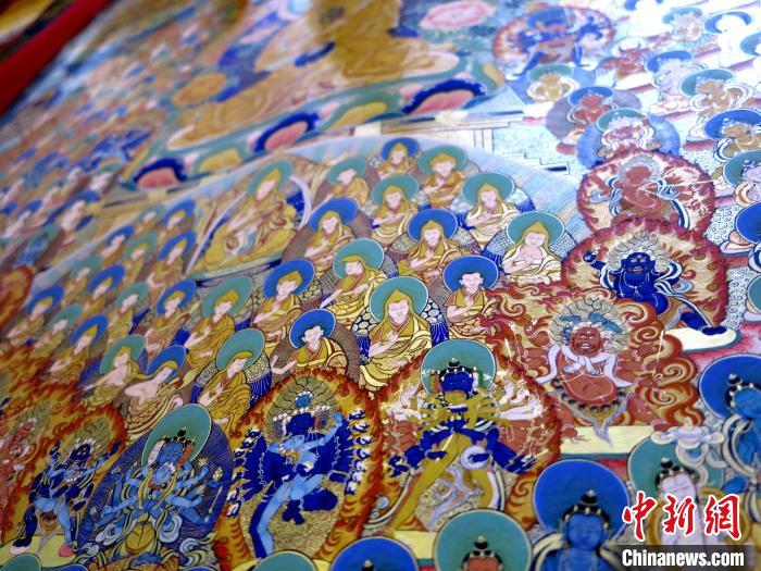 圖為熱貢龍樹(shù)畫(huà)苑內(nèi)展覽的唐卡局部?！?zhí)砀?攝
