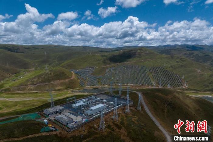 航拍建成投運(yùn)的柯拉一期光伏電站升壓站?！⒅铱?攝