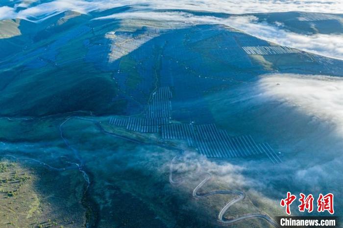 云霧下的柯拉一期光伏電站場一角?！⒅铱?攝