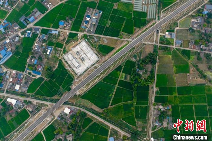 空中俯瞰綿竹牽引變電所和川青鐵路成黃段鐵路線?！⒅铱?攝